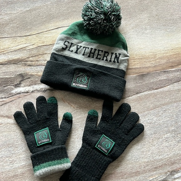 Wizarding World Harry Potter Slytherin Beanie and Gloves - Picture 1 of 6